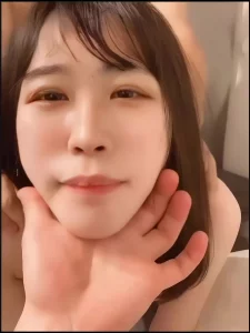 邀请邻居3P露脸的可爱女友，精液都射到了她脸上